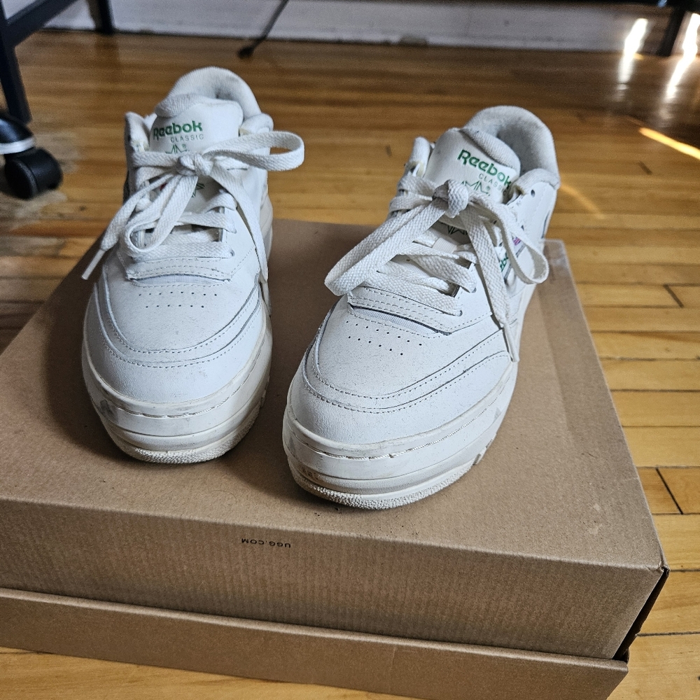 Reeboks - off white - size US 7